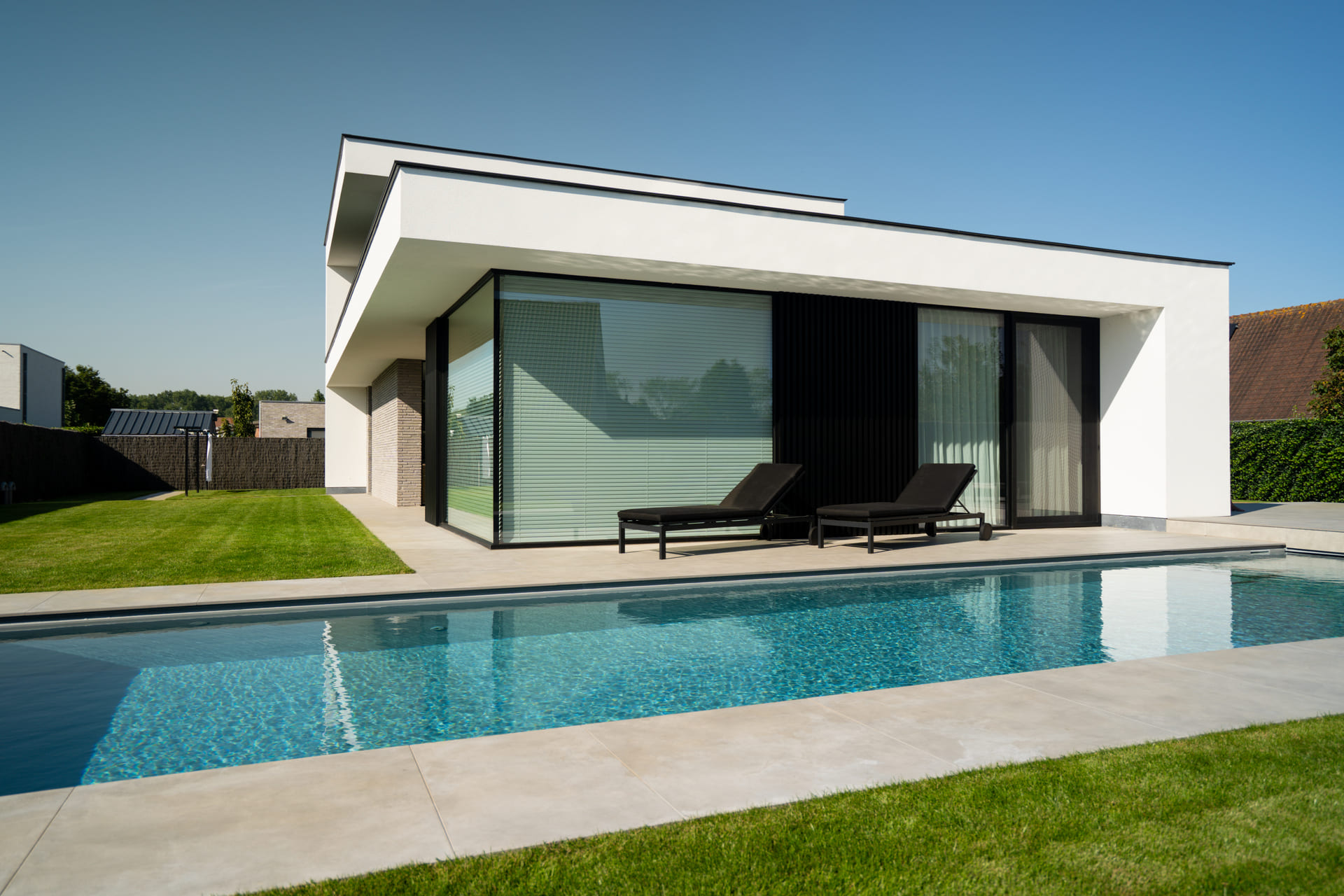 Moderne woonst met zwembad in de tuin